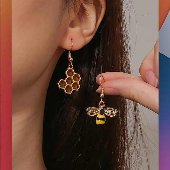 *new* golden bees 🐝 GG earrings dangle hook gold tone trendy cute set BRAND NEW - Picture 2 of 2